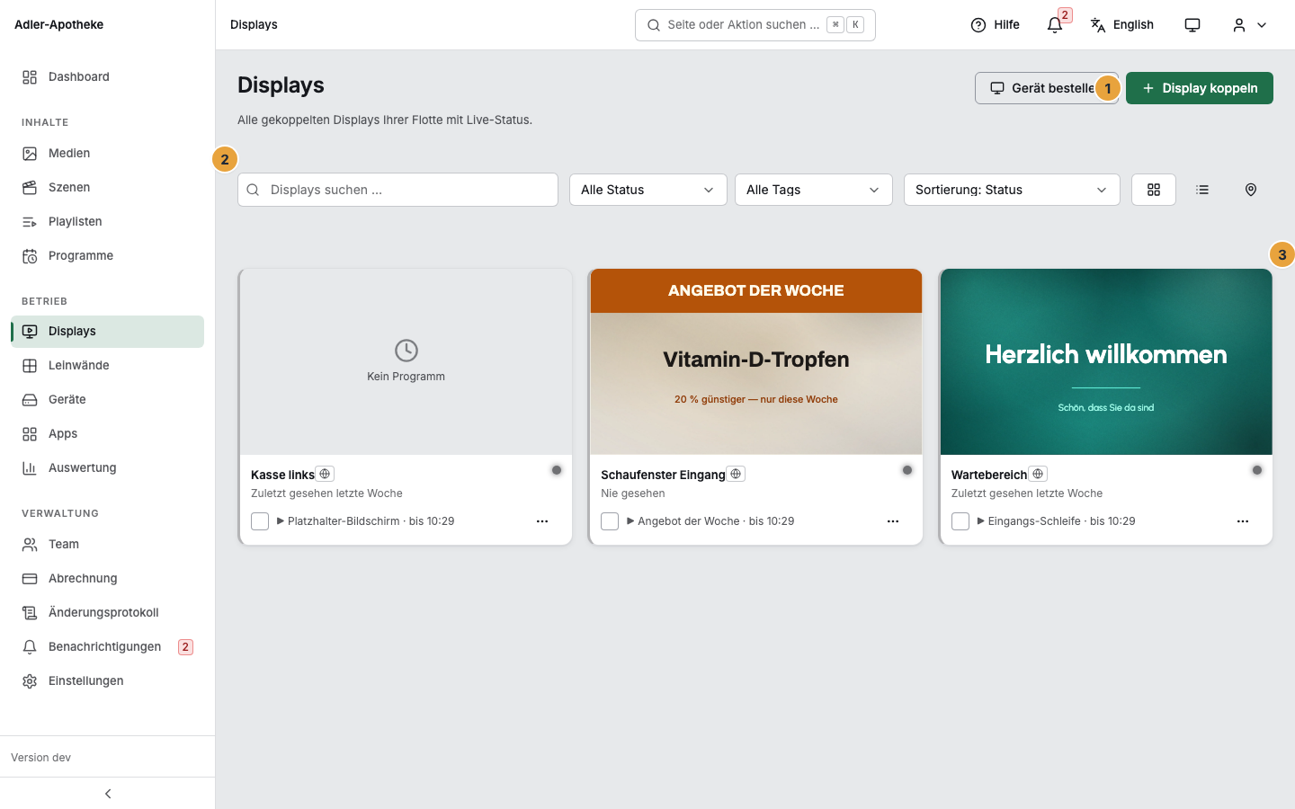 Die Seite Displays nach der Kopplung: die Schaltfläche „Display koppeln“ oben rechts (1), darunter Suche, Status-, Tag- und Sortierauswahl mit der Wahl der Ansicht (2) und die Kacheln der gekoppelten Displays, rechts eines, das gerade seine Playlist spielt (3)