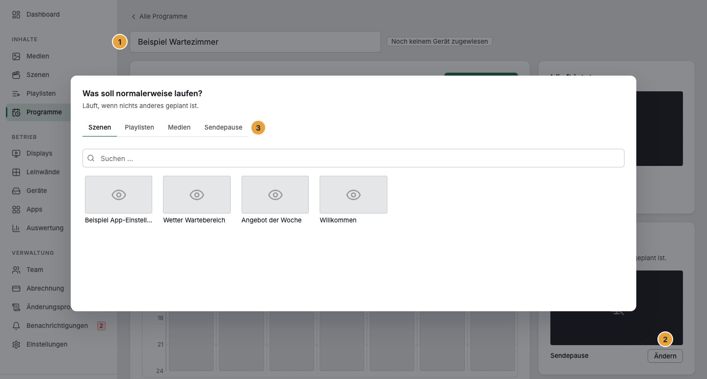 Der Programm-Editor eines frisch angelegten Programms mit geöffneter Inhalts-Auswahl: der Name als Eingabefeld mit dem Abzeichen „Noch keinem Gerät zugewiesen“ (1), die Karte Grundprogramm mit „Läuft, wenn nichts anderes geplant ist.“ und der Schaltfläche Ändern (2) und die Auswahl „Was soll normalerweise laufen?“ mit den vier Reitern Szenen, Playlisten, Medien und Sendepause (3)