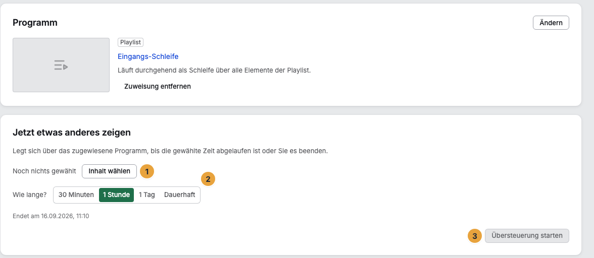 Der Reiter Wiedergabe eines Displays: unter der Karte Programm steht die Karte Jetzt etwas anderes zeigen mit der Schaltfläche Inhalt wählen (1), der Auswahl Wie lange? mit den vier Spannen (2) und der Schaltfläche Übersteuerung starten (3), die erst greift, wenn ein Inhalt gewählt ist